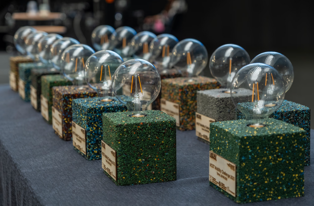 Lampada Qiru Life in gomma riciclata utilizzata come premio alla MOST Mobility Challenge 2025