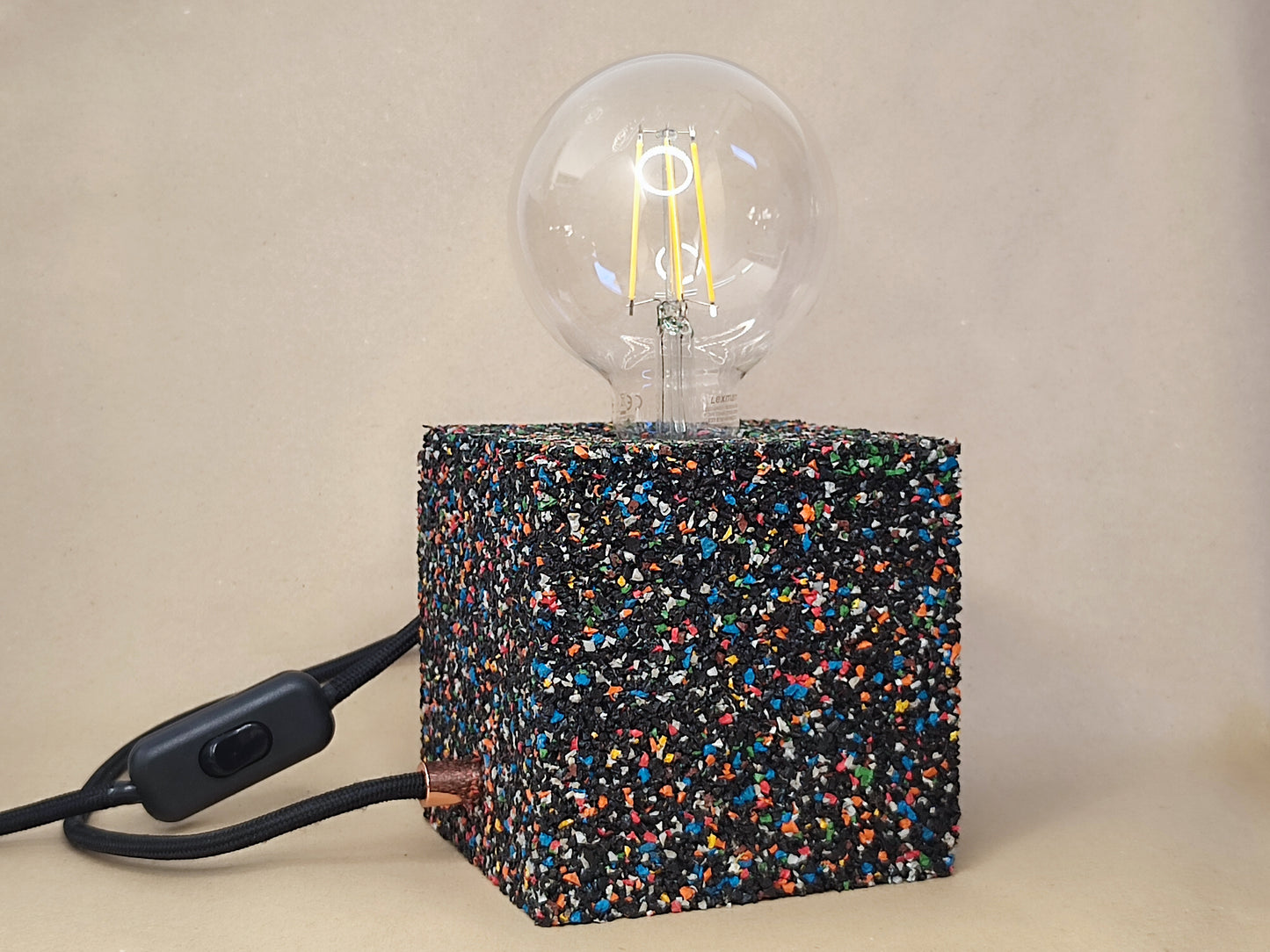 Lampada Cubo da Pneumatico per Tavolo