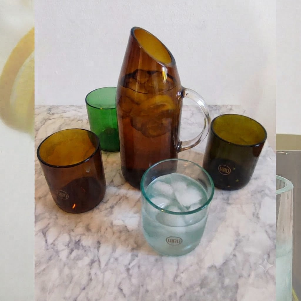 Set con brocca marrone e quattro bicchieri assortiti in vetro recuperato