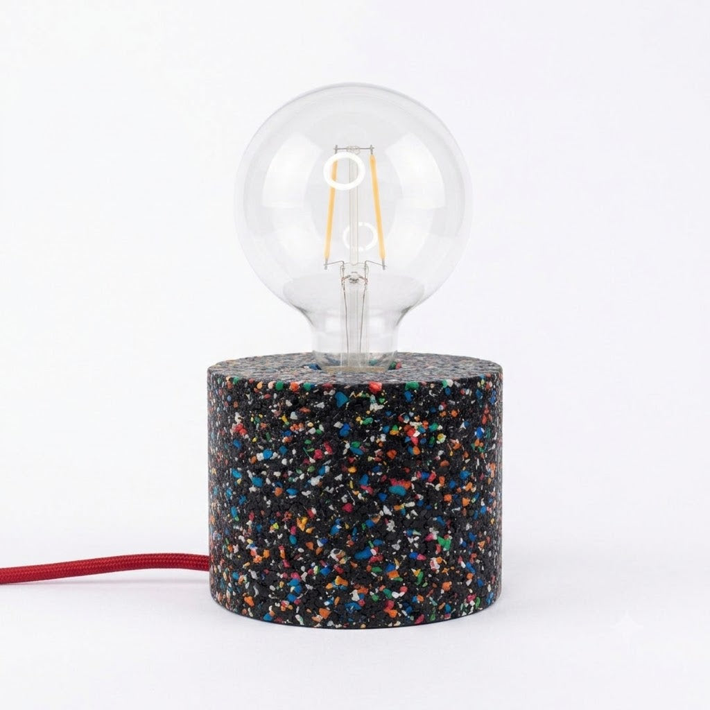 Lampada cilindrica nera con cavo rosso