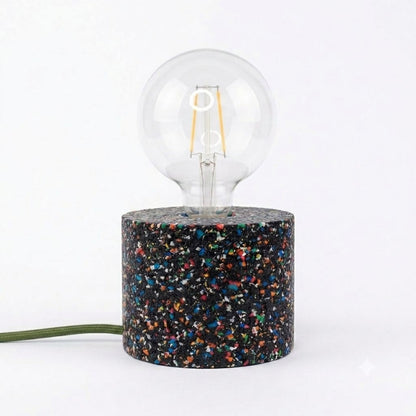 Lampada cilindrica nera con cavo verde oliva