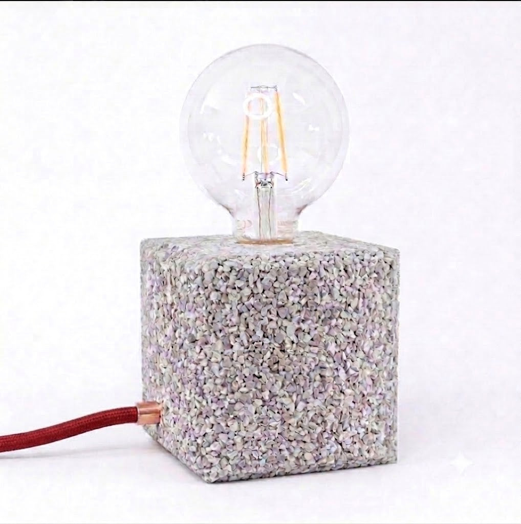 Lampada cubo grigia con cavo rosso