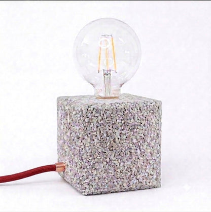 Lampada cubo grigia con cavo rosso