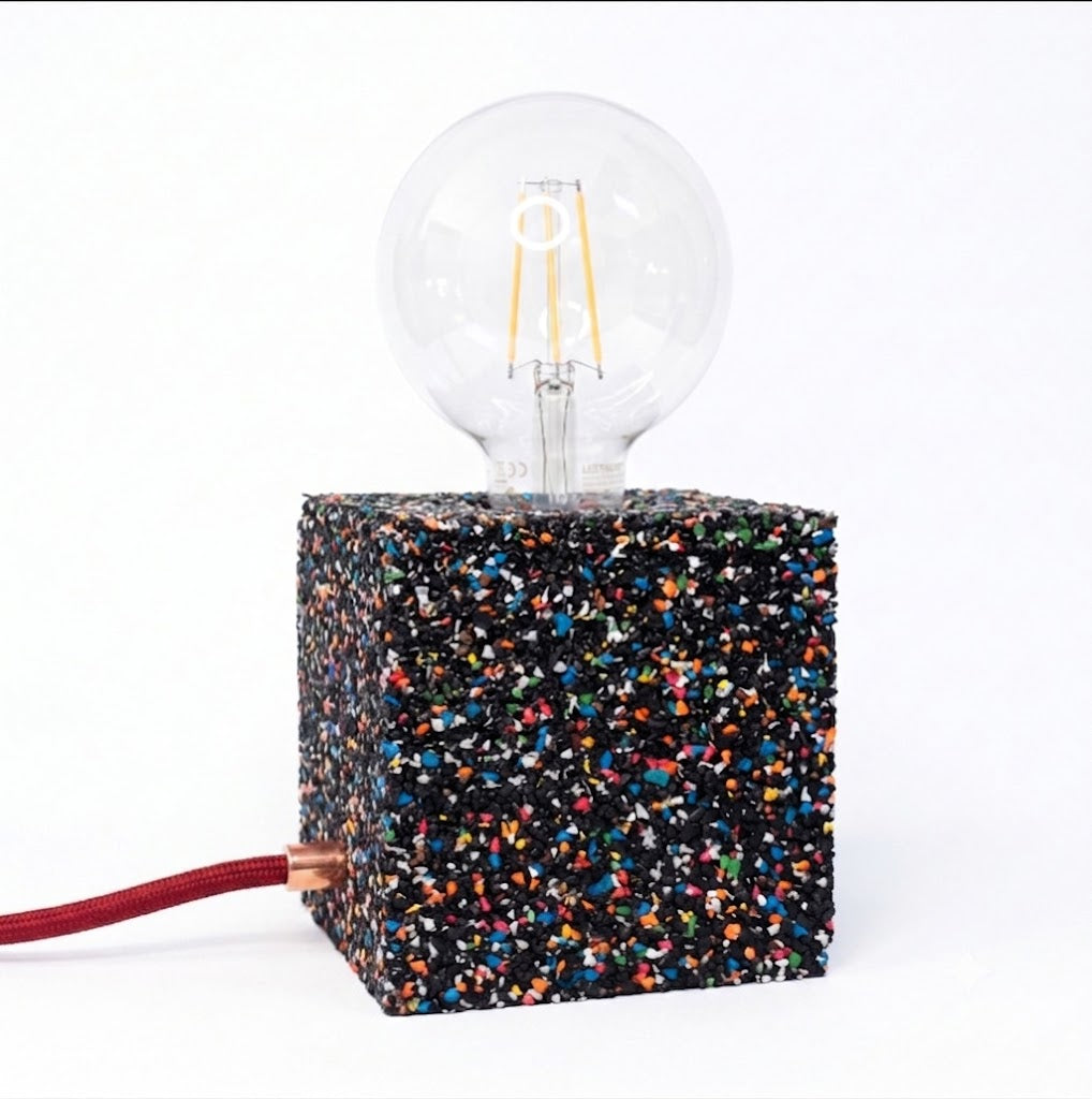 Lampada cubo nera con cavo rosso