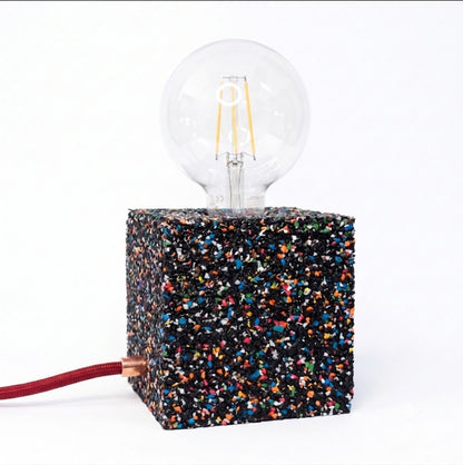 Lampada cubo nera con cavo rosso