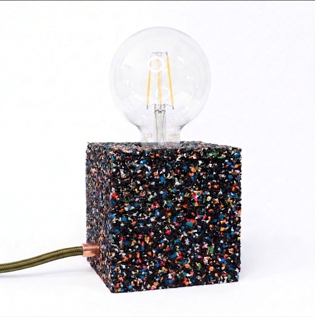 Lampada cubo nera con cavo verde oliva