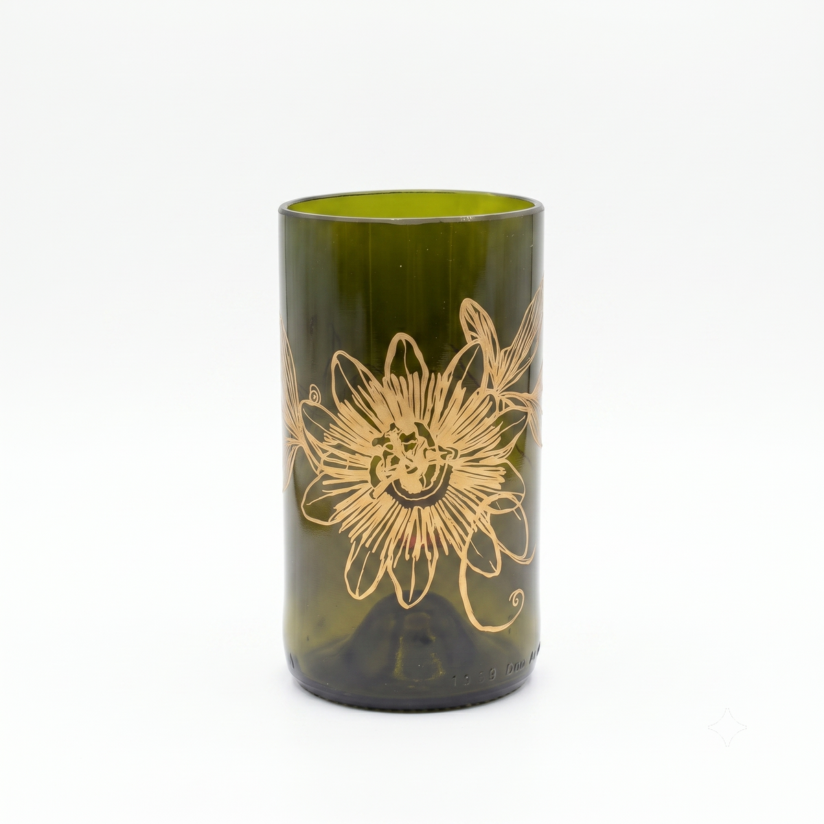 Bicchiere alto in vetro recuperato con decorazione dorata di passiflora