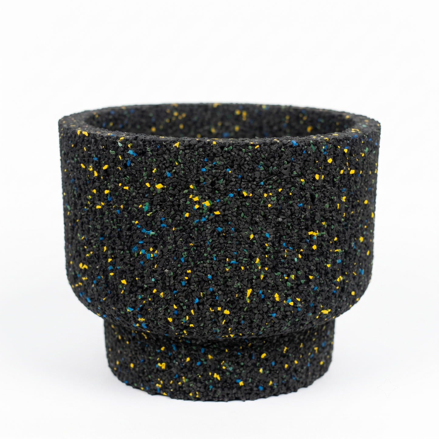 Vaso tondo con base rialzata in gomma riciclata, colore nero