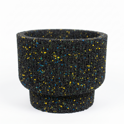 Vaso tondo con base rialzata in gomma riciclata, colore nero
