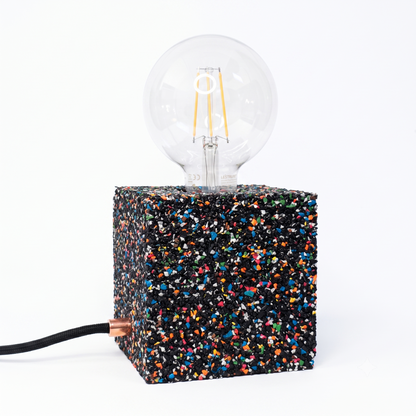 Lampada cubo nera in gomma riciclata da pneumatici