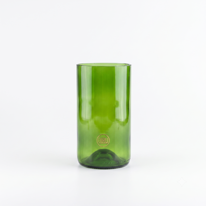 Bicchiere verde in vetro recuperato con logo Qiru dorato