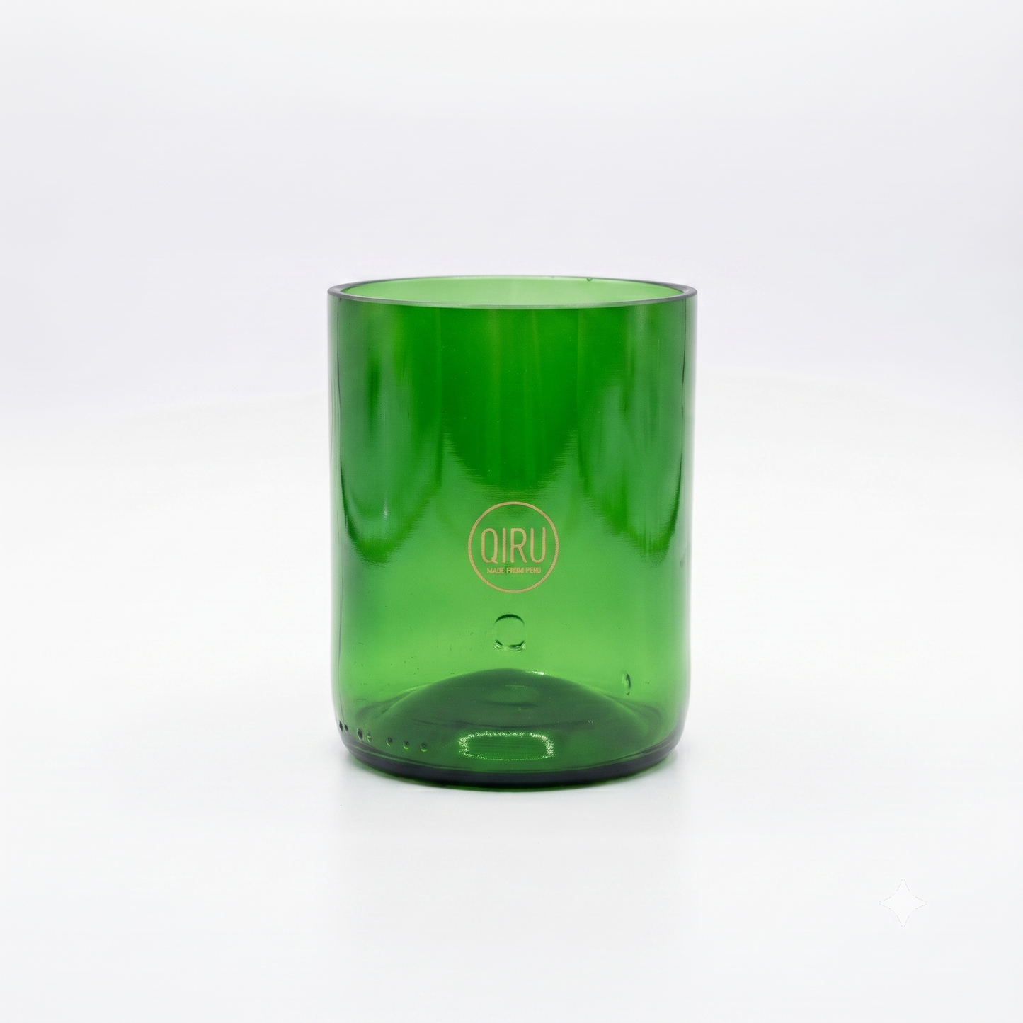 Bicchiere verde in vetro recuperato con logo Qiru dorato