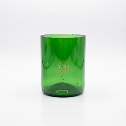 Bicchiere verde in vetro recuperato con logo Qiru dorato
