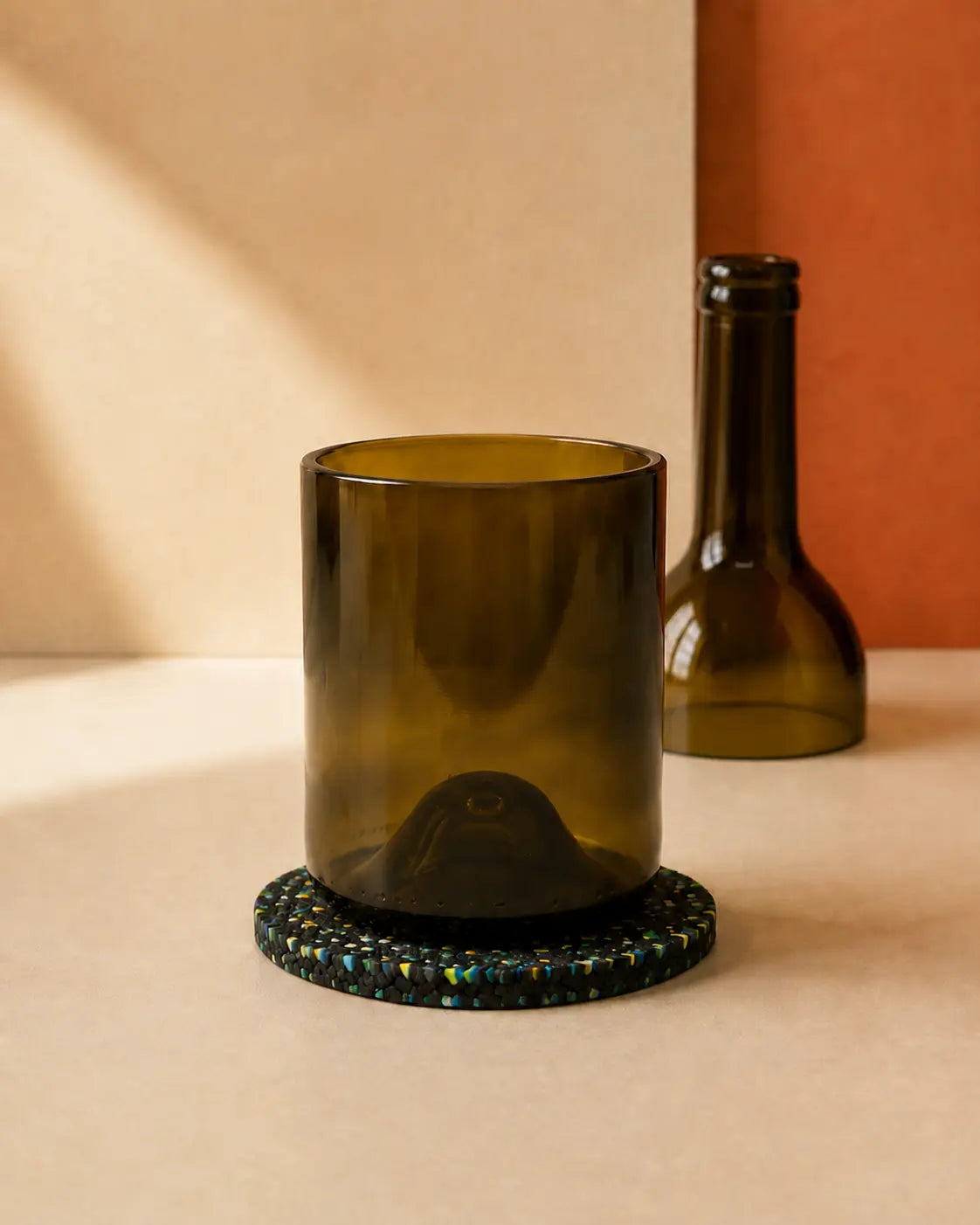 Regalo aziendale individuale con bicchiere marrone e sottobicchiere nero in gomma riciclata