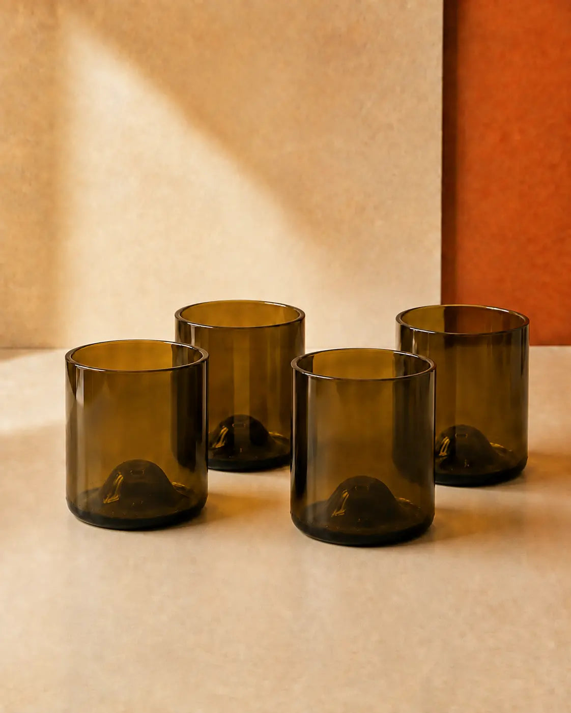 Set regalo aziendale con quattro bicchieri bassi marroni ricavati da bottiglie recuperate